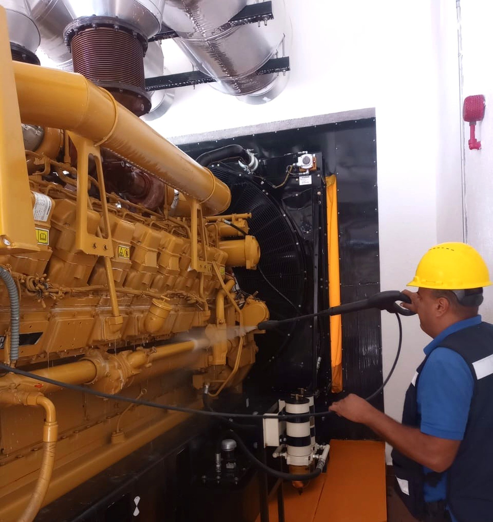 Técnico de PYM realizando mantenimiento a una planta de emergencia
