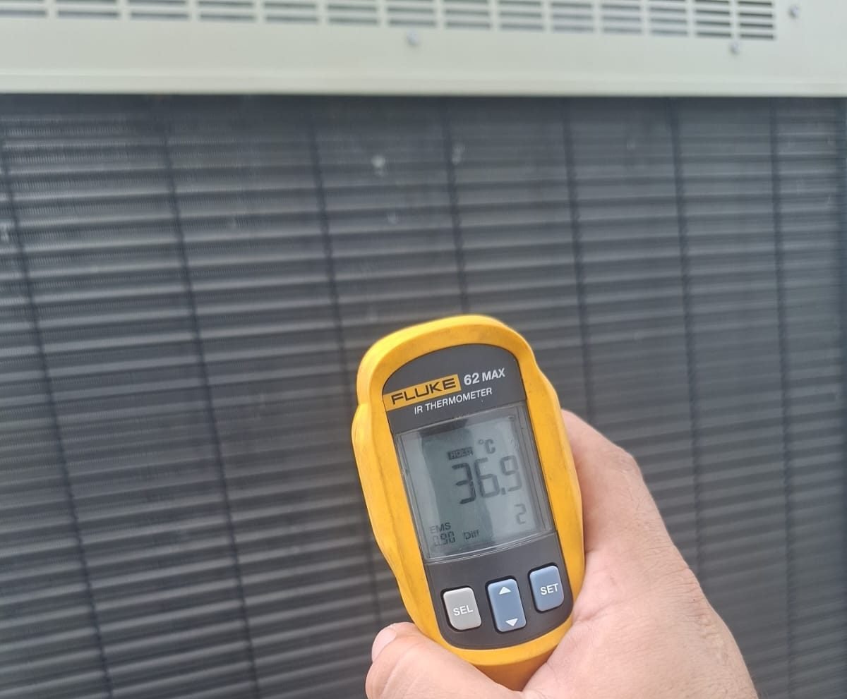 Diagnóstico de temperatura en el serpentín con termómetro infrarrojo