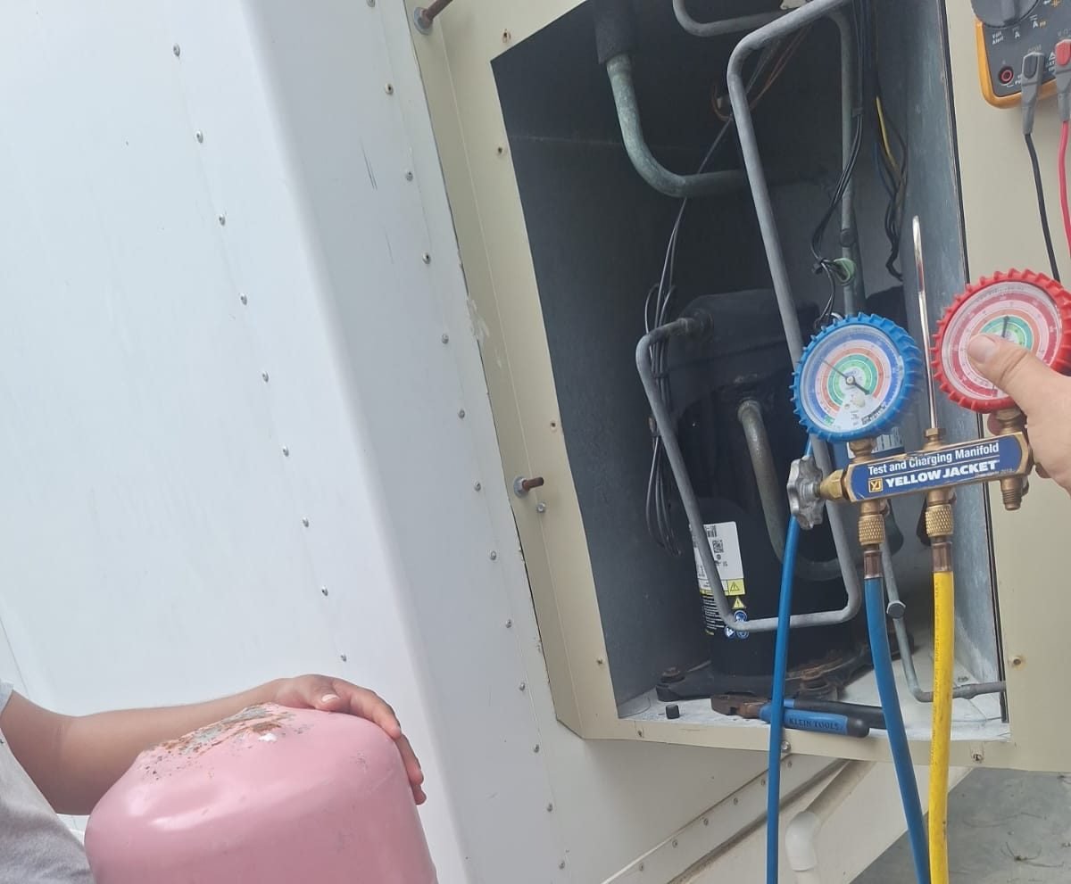 Revisión de presión y carga de gas refrigerante con manómetros
