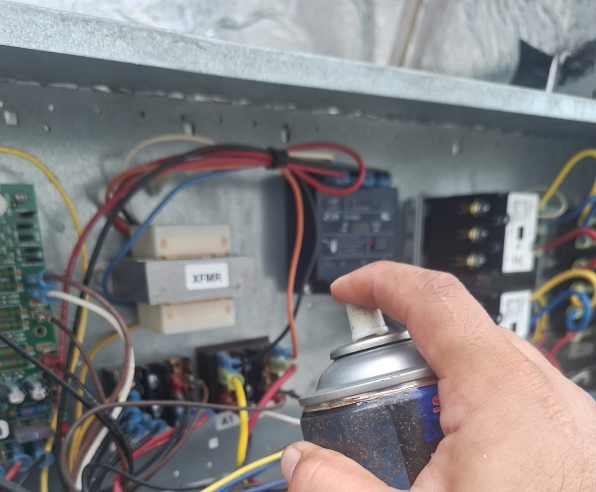 Limpieza del tablero de control eléctrico