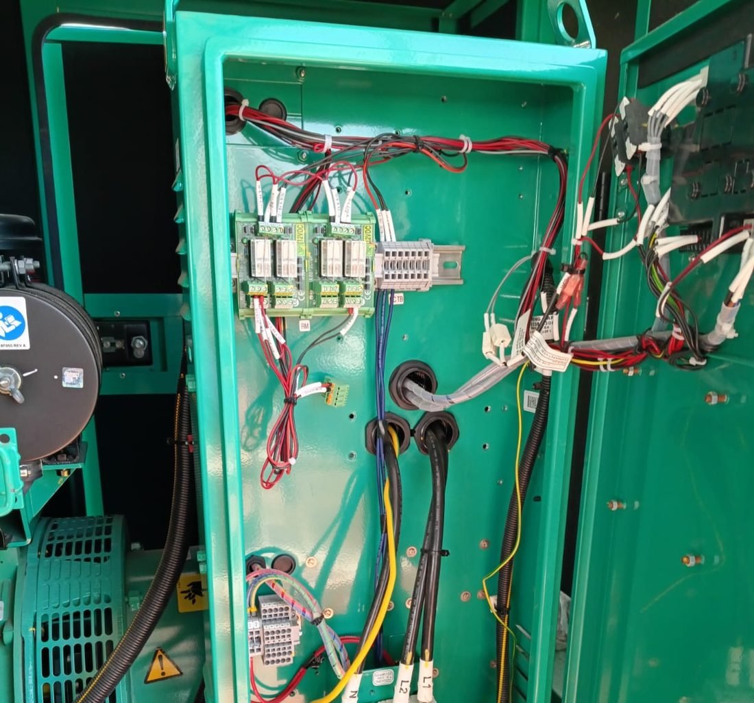 Relés y cableado de control del sistema de automatización