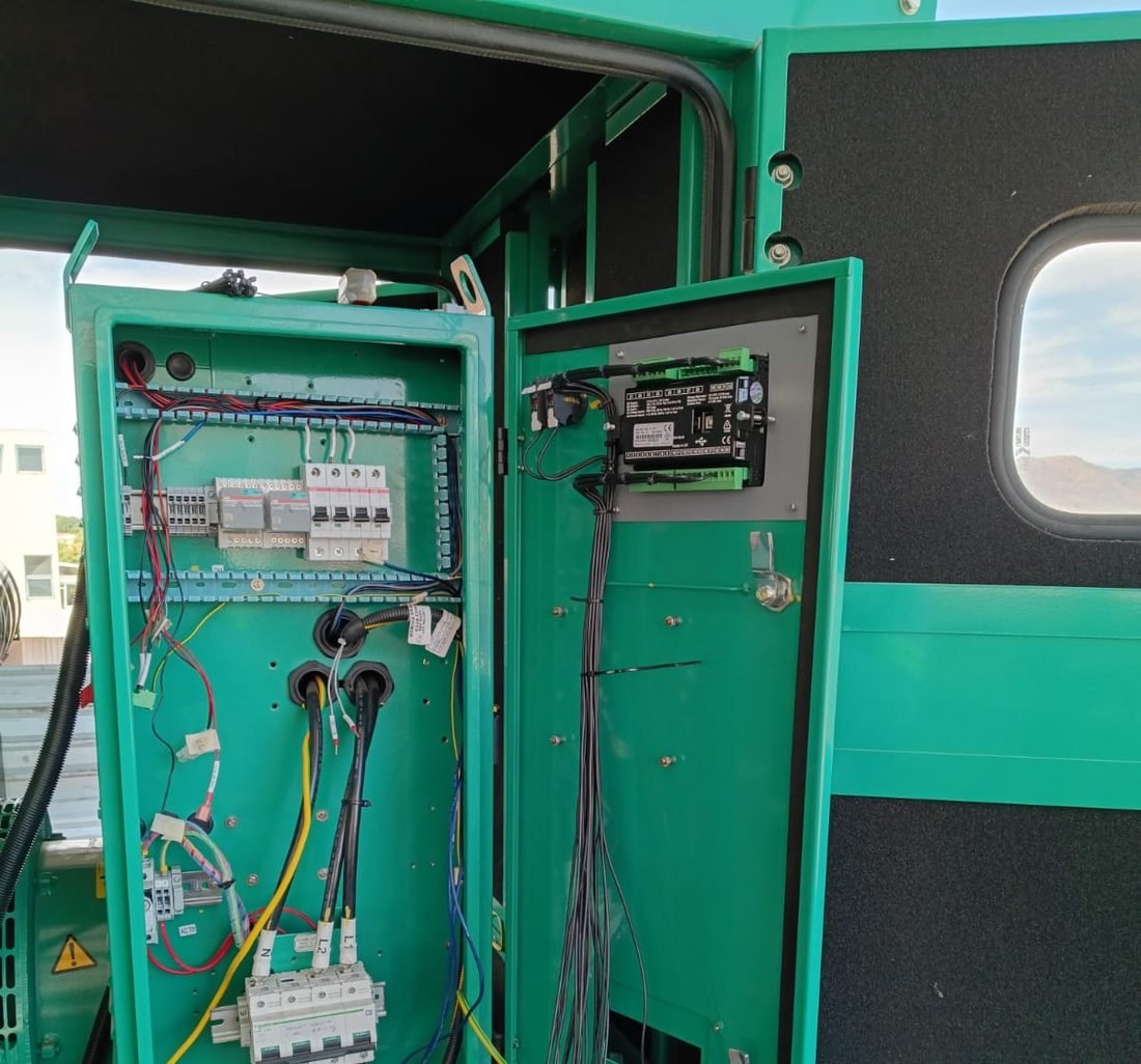 Módulo controlador y cableado en puerta de tablero de automatización