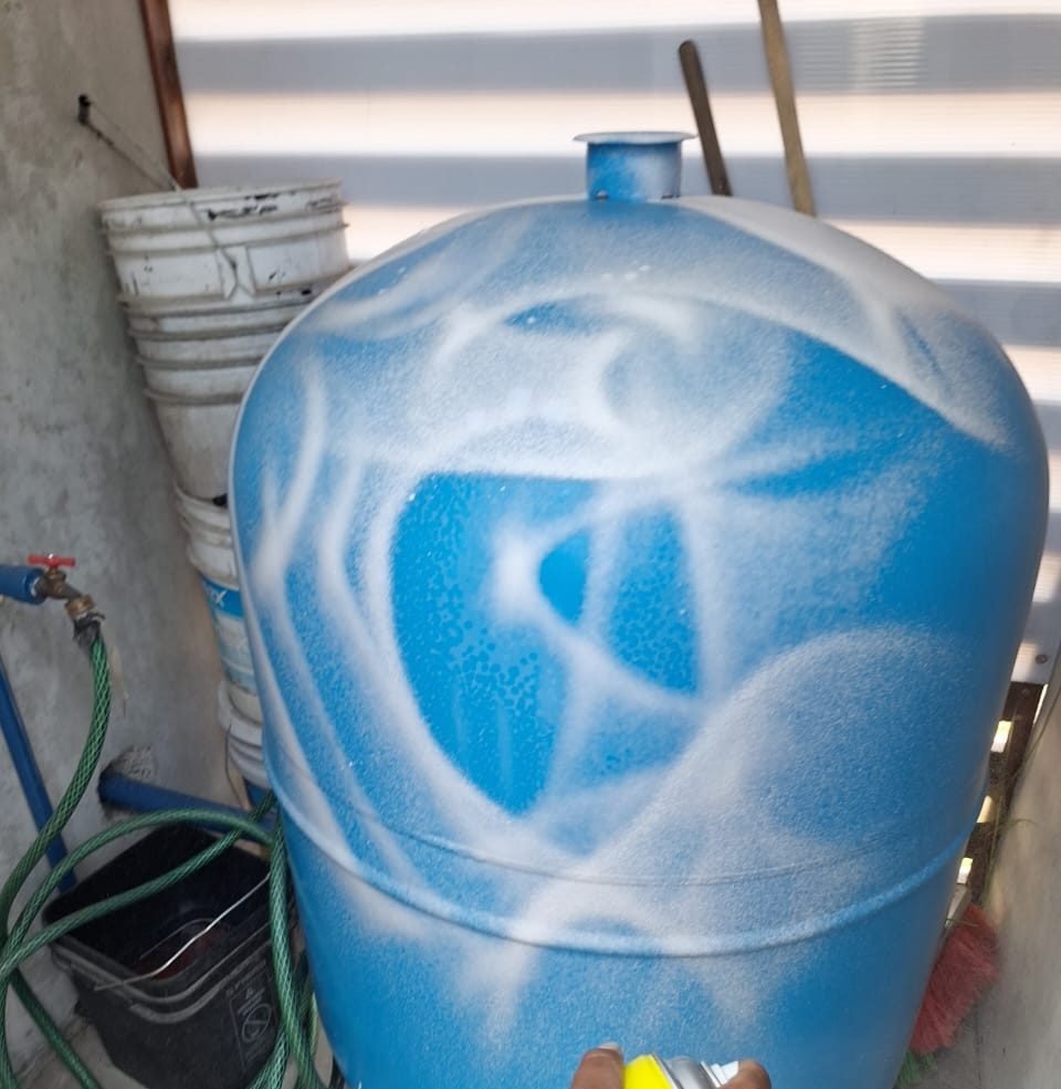 Limpieza con espuma desengrasante de tanque hidroneumático