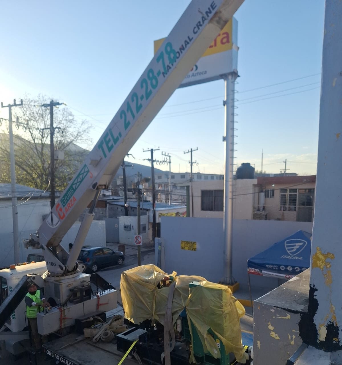 Entrega e izaje de equipo con grúa, operador con chaleco de seguridad