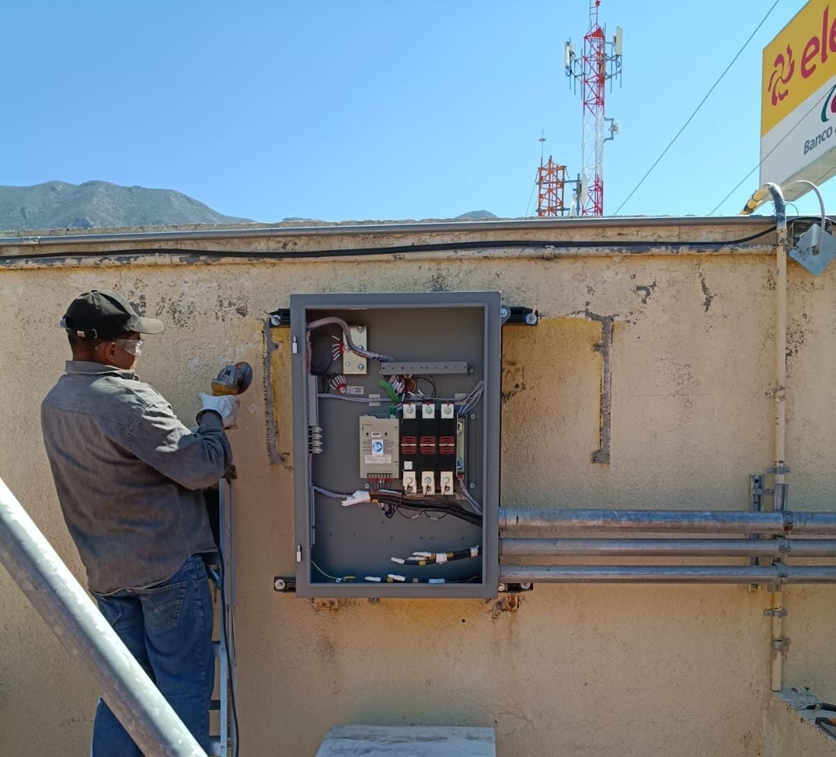 Instalación de tablero de transferencia con lentes de protección