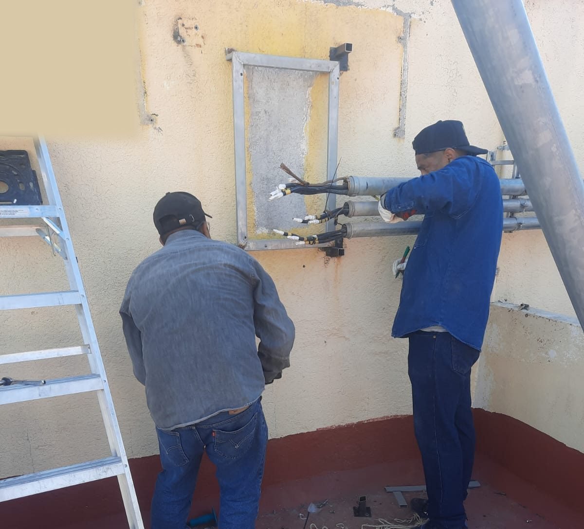 Conexión de cableado eléctrico en registro de azotea