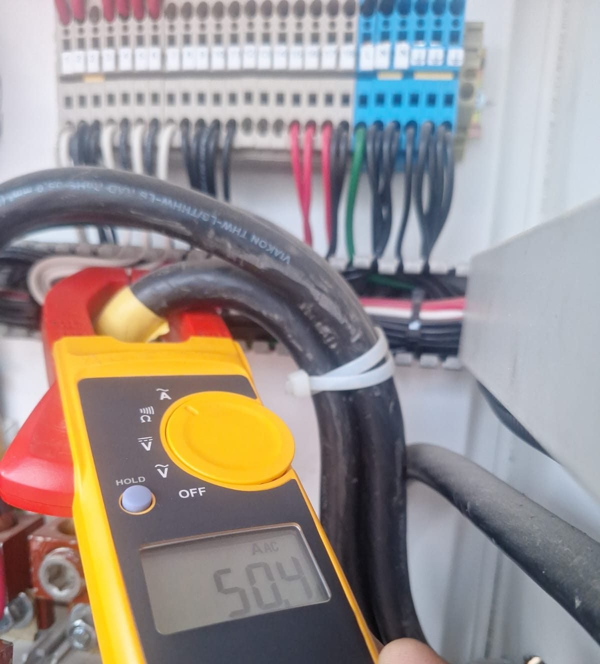 Medición de carga eléctrica con pinza amperimétrica