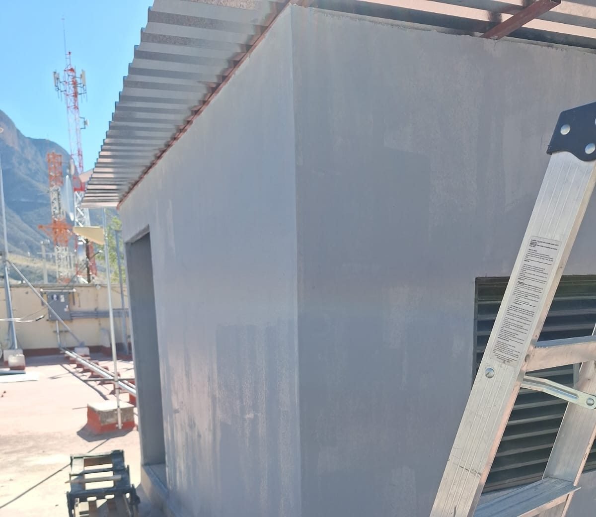 Acabado final de gabinete acústico instalado