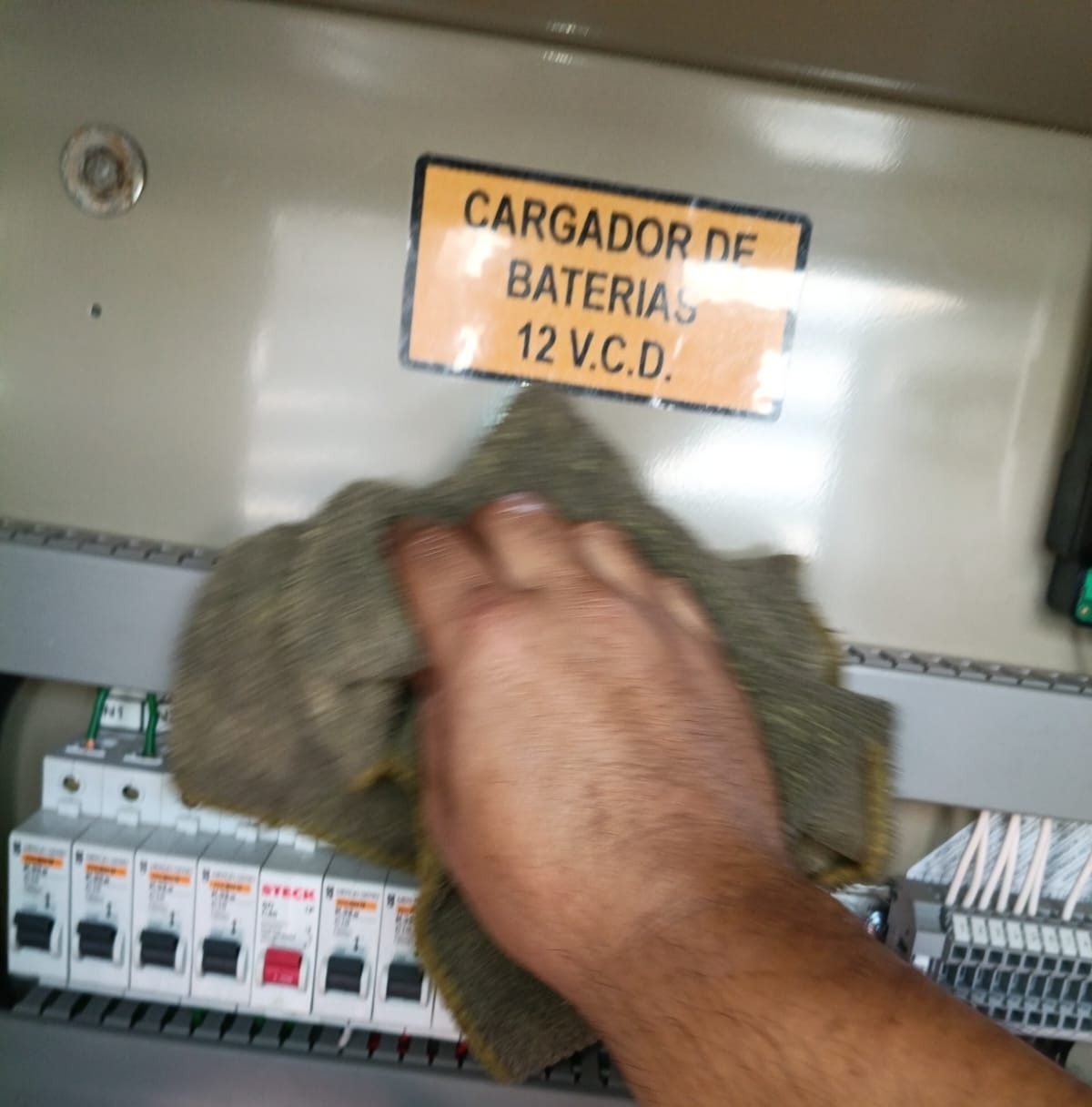 Limpieza del tablero de control y cargador de baterías