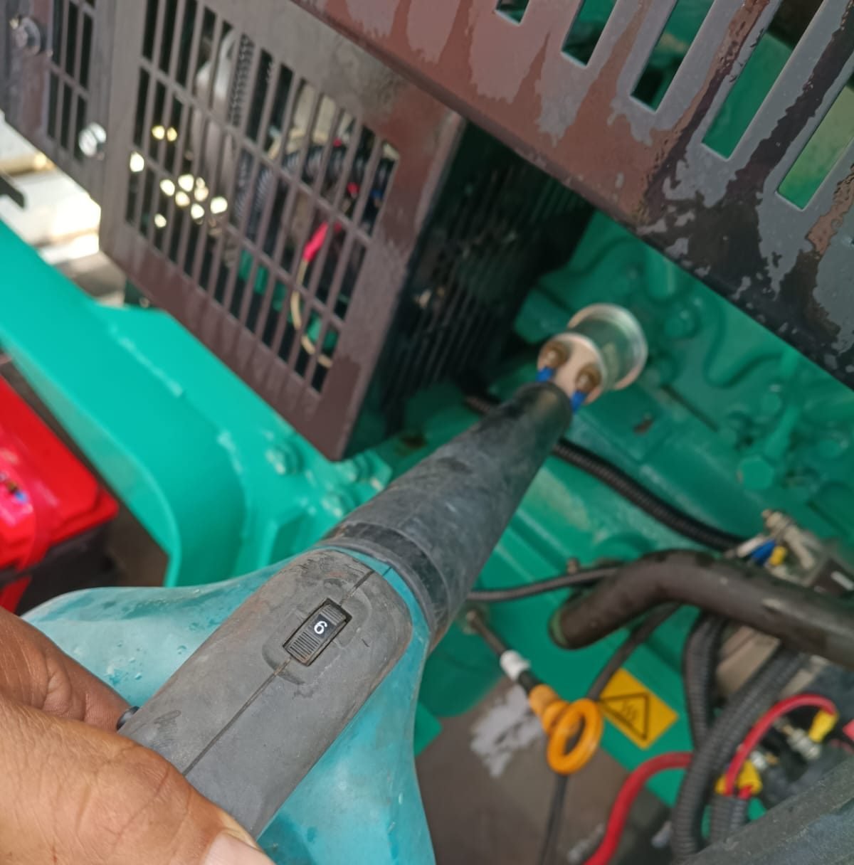 Reapriete de conexiones eléctricas con torquímetro neumático