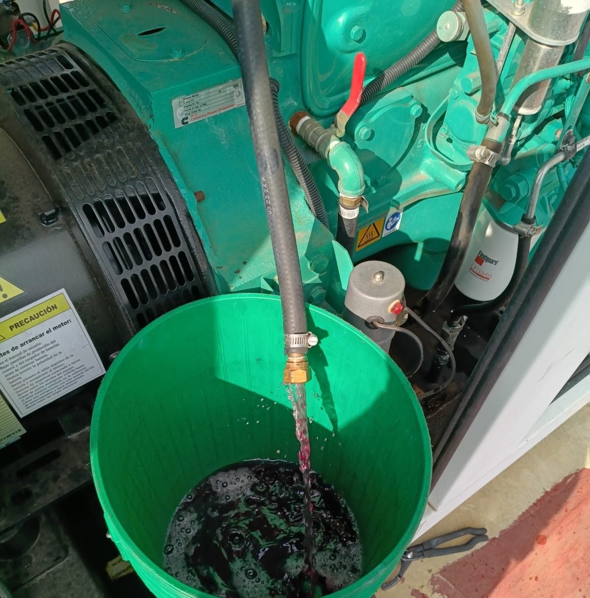 Cambio de aceite: vaciado de aceite usado del motor
