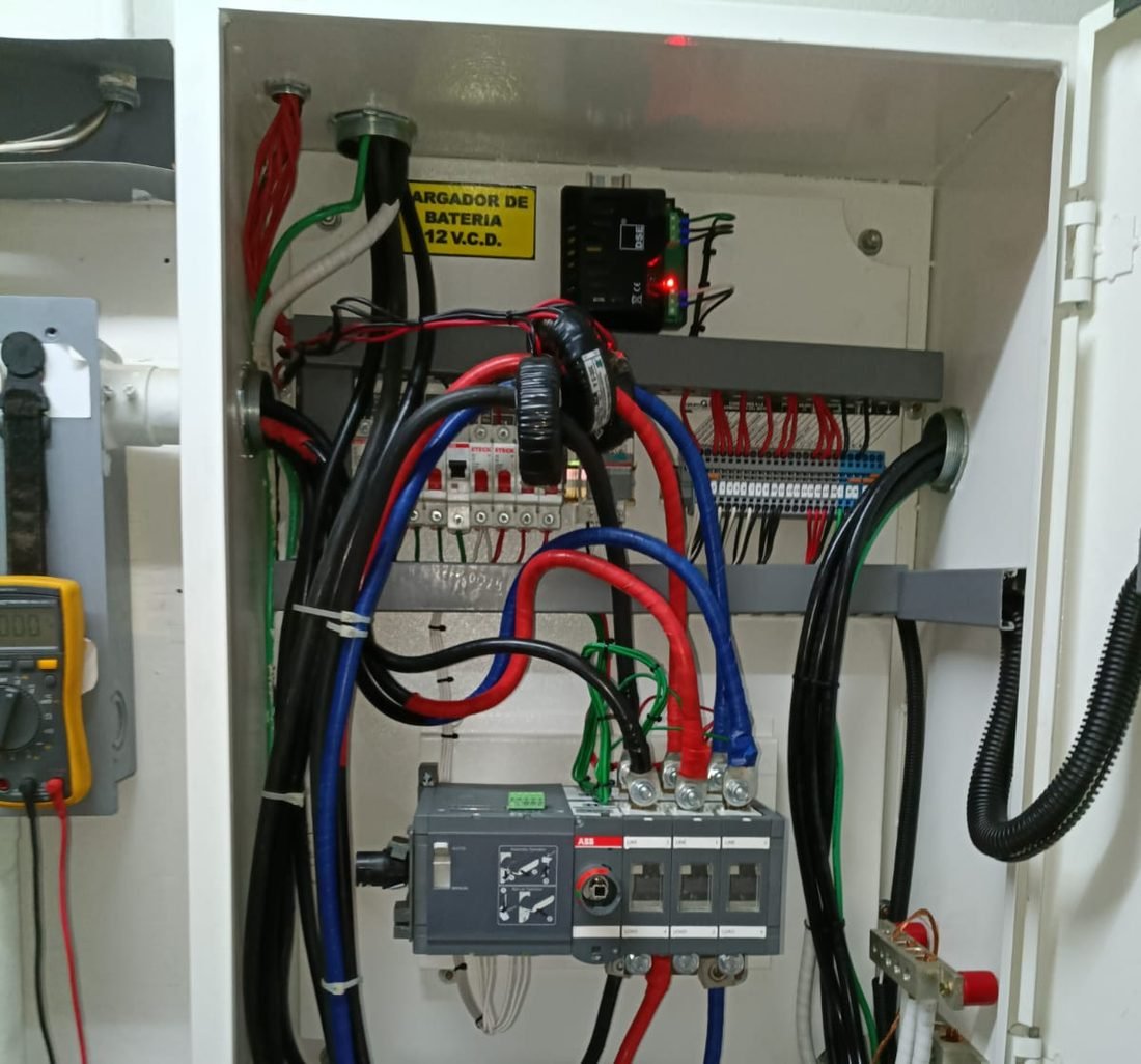 Conexiones de cables en tablero de transferencia automática