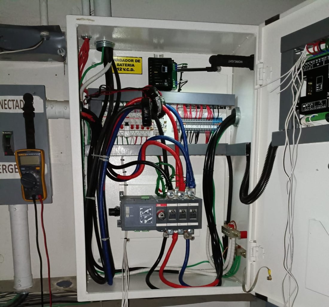 Tablero de transferencia automática con conexiones terminadas