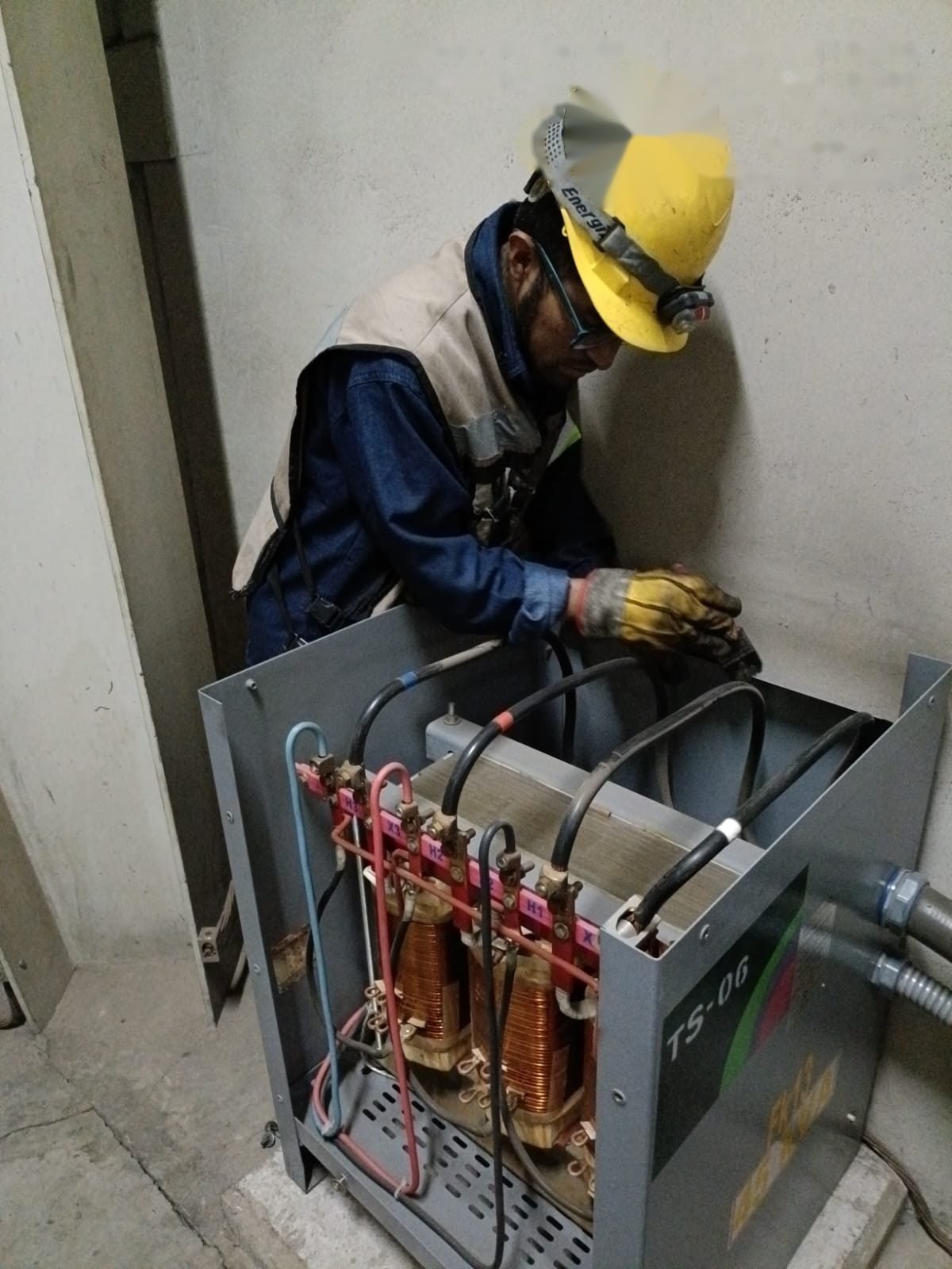 Inspección de transformador seco con equipo de protección completo
